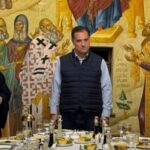 Ὁ κ. Ἄδωνις Γεωργιάδης εἰς θέσιν ἡγουμένου εὐλογεῖ τὴν τράπεζαν;